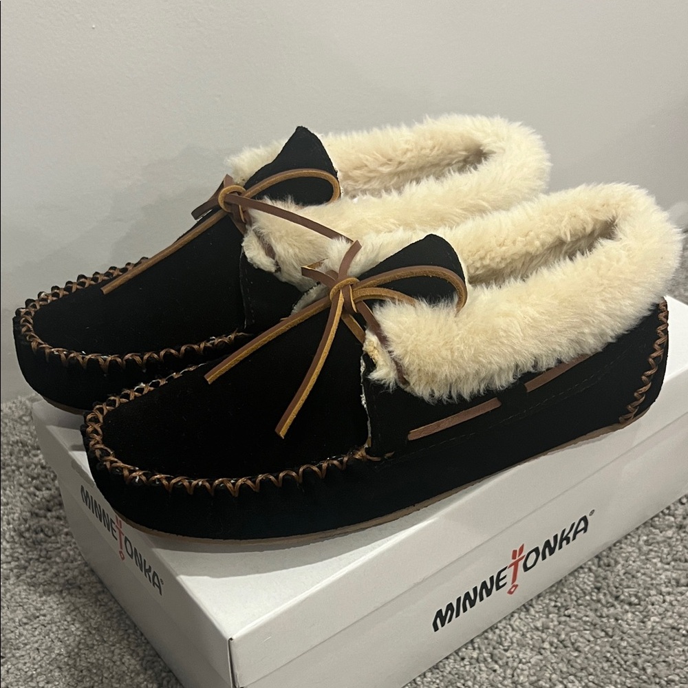 Minnetonka Women's Black and tan Chrissy bootie size 8